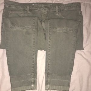 Distressed army green jegging. Worn lightly